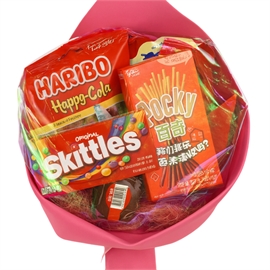 {{photo.Alt || photo.Description || 'Сладкий букет с Maltesers, Fini, Pocky, Skittles и Haribo'}}