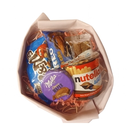 {{photo.Alt || photo.Description || 'Сладкий букет с Milka, Kinder, Nutella, Oreo и M&amp;M’s'}}